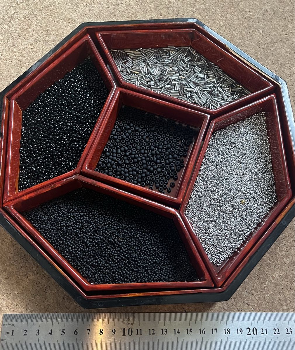 Kit bricolage: Perlen Set Schwarz Silber Delica Rocailles Bugle Beads – Nuovo (secondo la descrizione) da Zuchwil venduto da MLV92