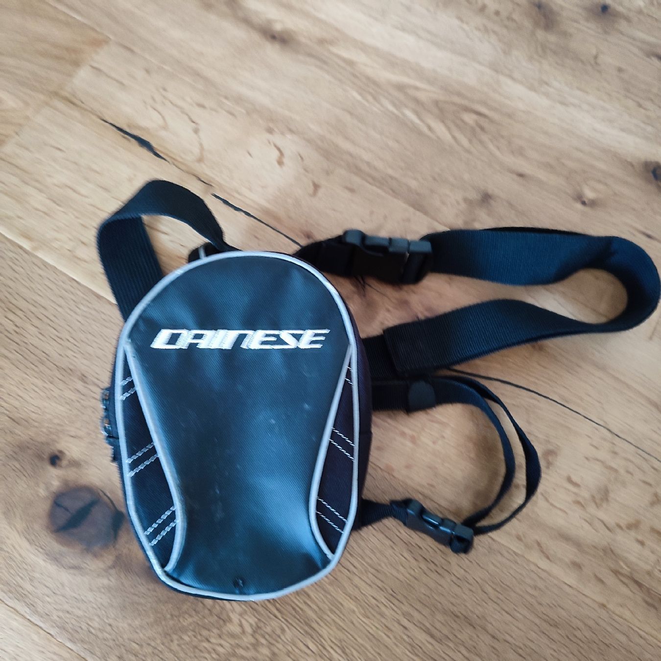 Dainese Sacs: Dainese Beintasche mit Tragegurt gebraucht – D'occasion à Wangen SZ par mystorage