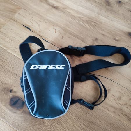 Dainese Beintasche mit Tragegurt gebraucht