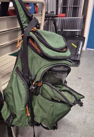 Rucksack gruen mit mehreren Faechern gebraucht