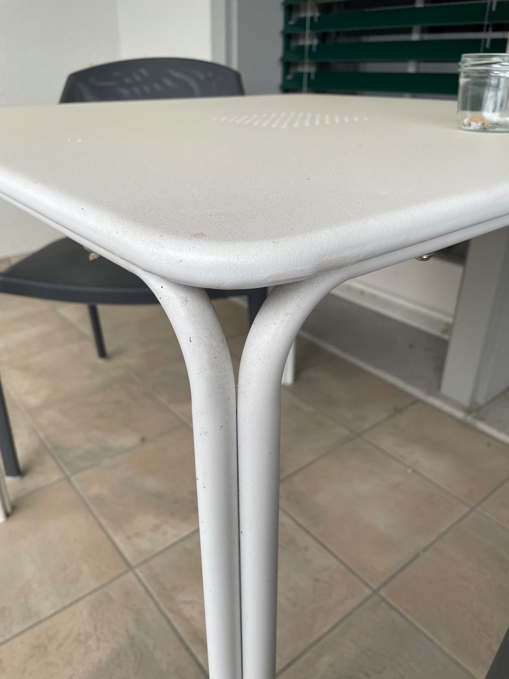 Set di tavolo e panche: Gartentisch klein aus Metall mit 2 Stühlen – Usato da Bubikon venduto da lontalk 2