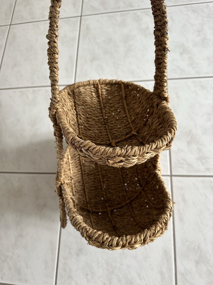 Altro in Antiquarato & Arte: Wicker 2-Tier Basket Stand - Rustic Home Storage Decor – Usato da Zürich venduto da car_68nt 1
