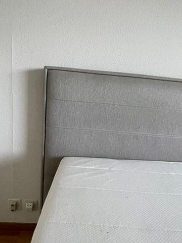 Betten: Hellgraues Doppelbett im Boxspring-Stil mit Kopfteil – Gebraucht aus Zürich von Vichr 7
