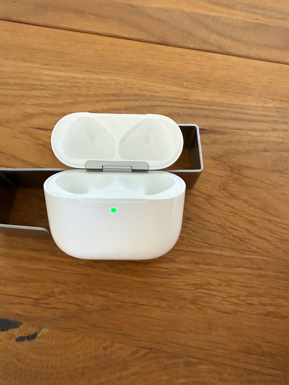 Apple Kopfhörer: APPLE AirPods 4 Charging Case – Gebraucht aus Lausanne von Nine1982