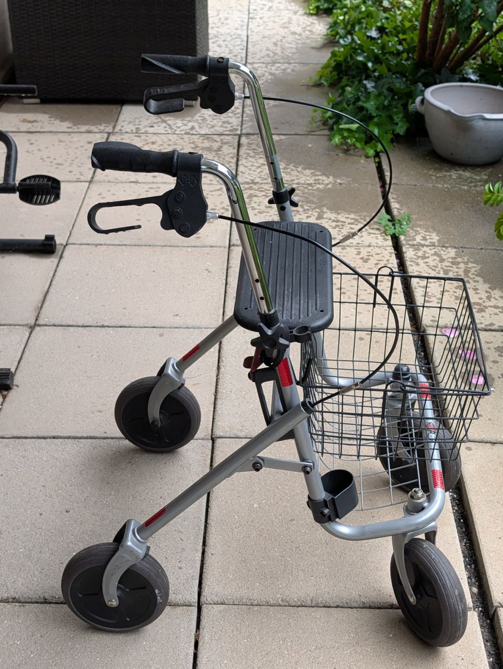 Ausili per la deambulazione: Gehhilfe Rollator mit Korb und Sitz gebrauchter Zustand – Usato da Herisau venduto da apo_bxx7 1