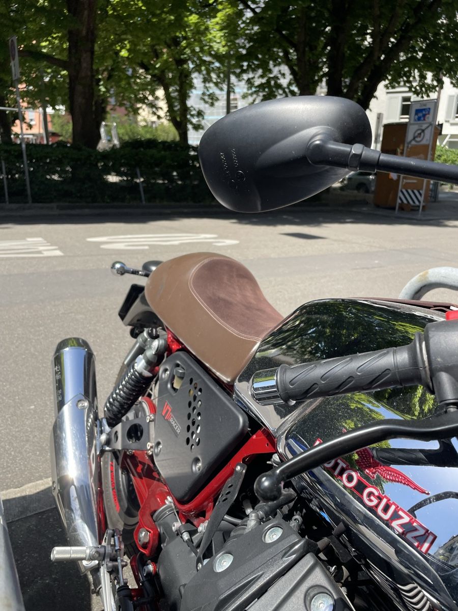 Moto Guzzi Alle Motorradersatzteile: Moto Guzzi V7 Sattel Braun Sitzbank mit Soziusabdeckung – Gebraucht aus Zürich von Design_Studio 5
