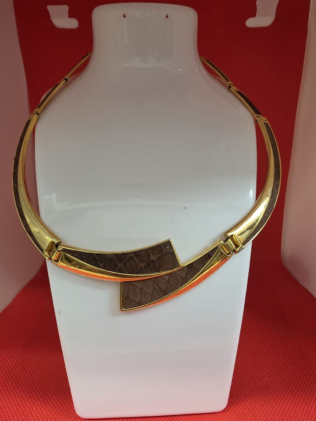 Colliers: Collier goldfarben mit braunem Lederimitat verziert – D'occasion à Herisau par Antiques.AR