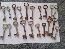 20 alte Schlüsseln mit unterschiedlichen Gr...