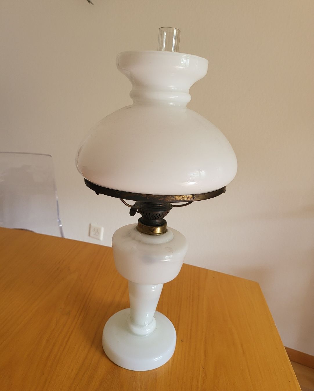 Lampade: Petroleum Lampe weiss Glas – Nuovo (secondo la descrizione) da Binningen venduto da Hofka64