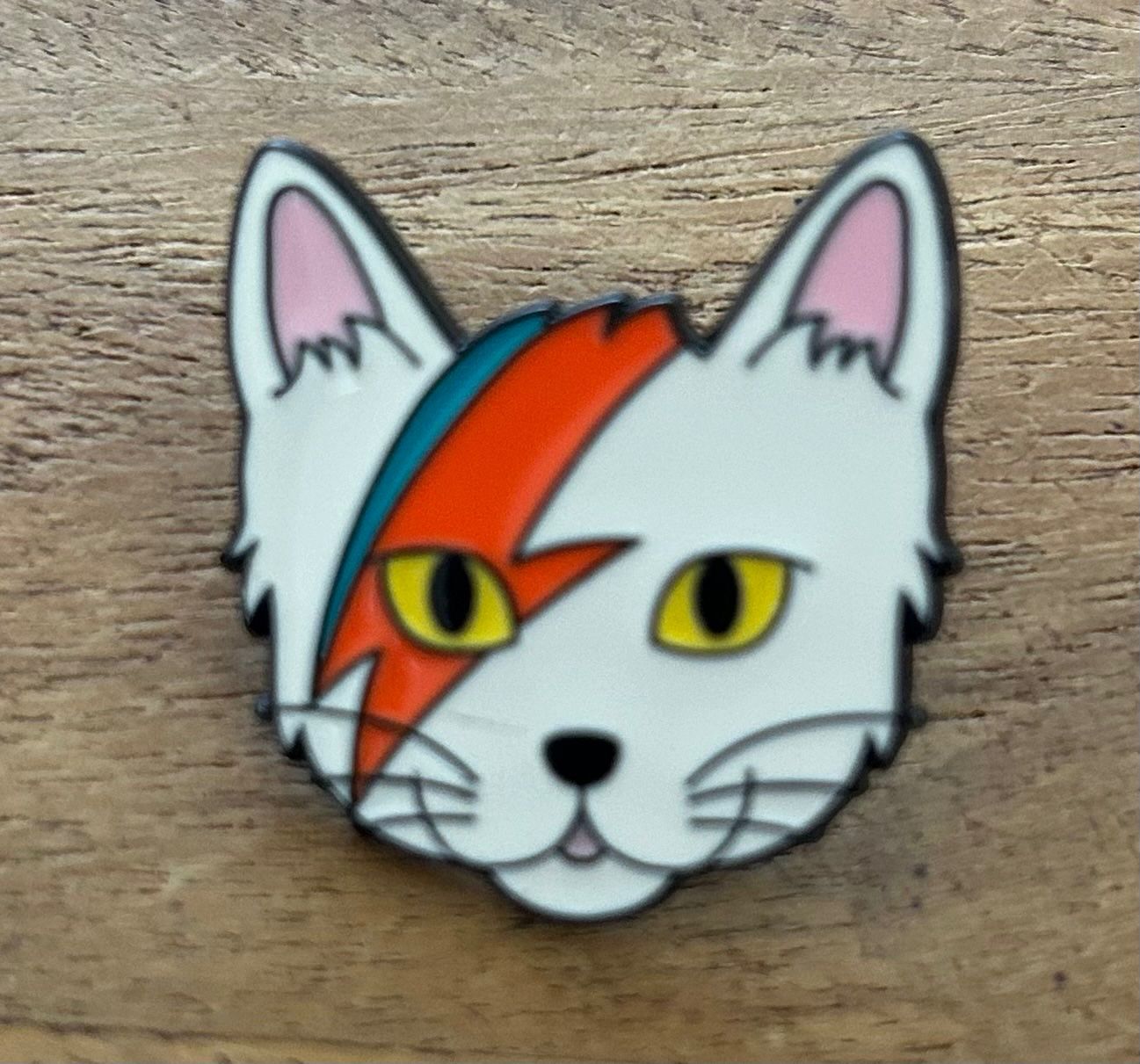 Placchette & Badge: Pin Katze David Bowie Stil – Nuovo e nell'imballaggio originale da Geneve venduto da vane267