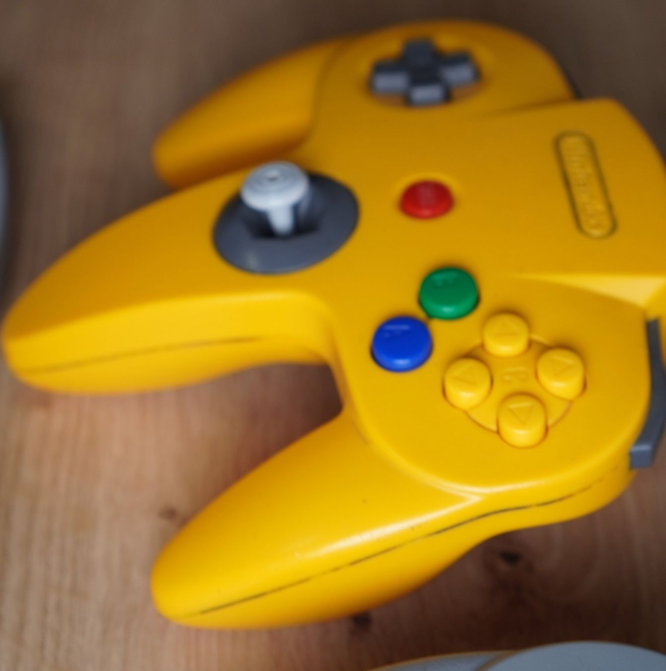 Nintendo Console: Nintendo 64 Pikachu Edition + 17 Spiele + 3 Controller – Usato da Oberwangen b. Bern venduto da pas_x72k 3