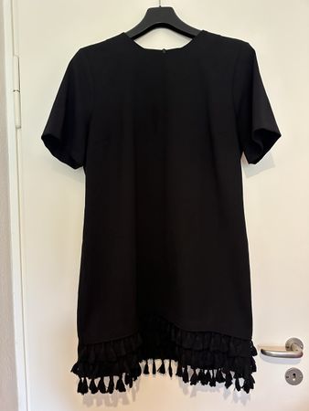 Schickes, kurzes, schwarzes Kleid von Zara mit Fransen.