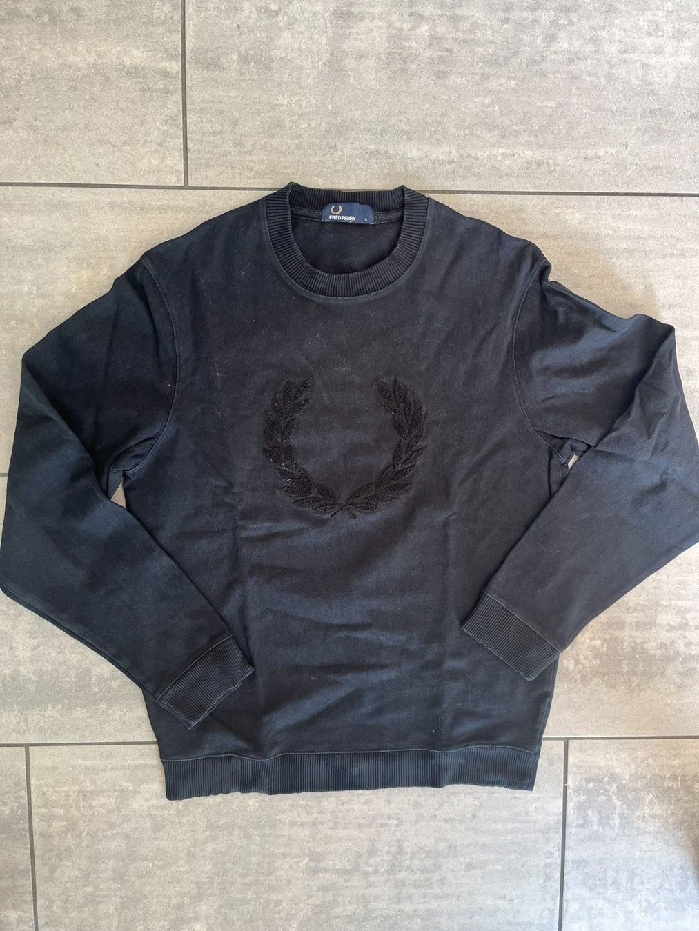 Fred Perry Pulls & Sweat-shirts: FRED PERRY Pullover Schwarz – D'occasion à Otelfingen par Denis_ZH