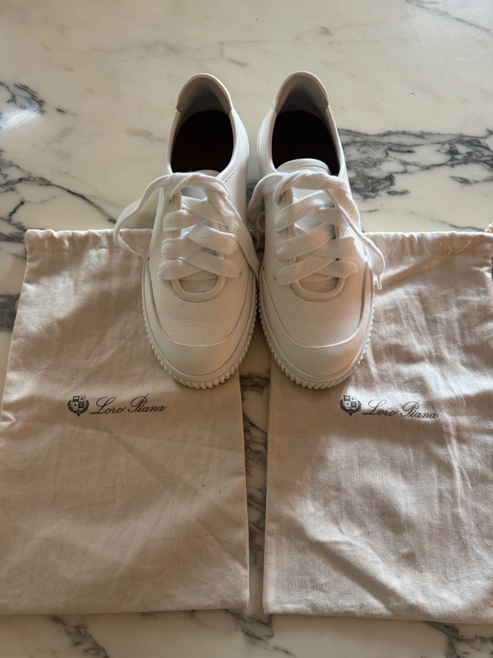 Loro Piana Scarpe da donna: Loro Piana Sneakers weiss 38 – Usato da Meilen venduto da Antete