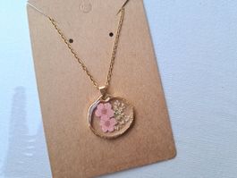 Goldfarbige Halskette mit romantischem Blumen Anhänger Rosa