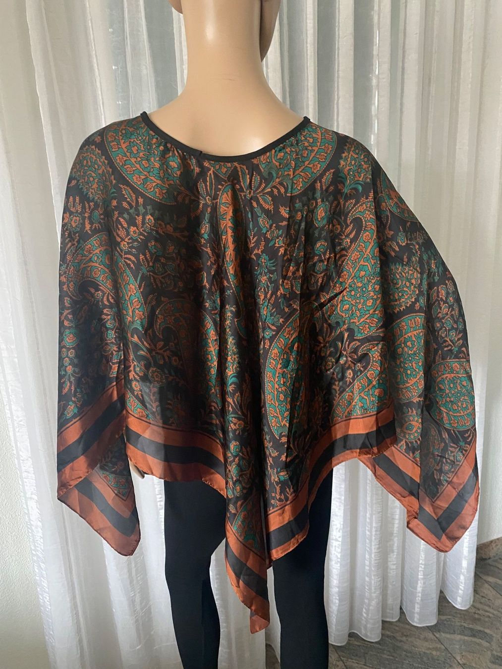 Camicette: edler/stylischer Blusen-Poncho,Silk-Feeling,1 Size – Nuovo e nell'imballaggio originale da Winkel venduto da ferrari2022 4