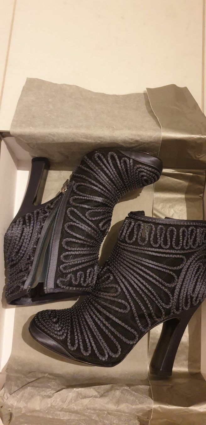 Scarpe da donna: Exklusive Stiefeletten Neu Gr. 37 Alberta Ferretti – Nuovo e nell'imballaggio originale da Wettswil venduto da the_jr6l 1