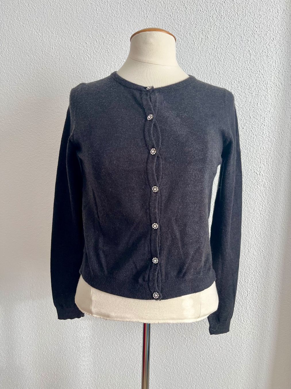 Zara Maglioni & Felpe: Zara: Strickjäckchen, Cardigan, anthrazit, Strassknöpfe, S M – Usato da Luzern venduto da ellitussi