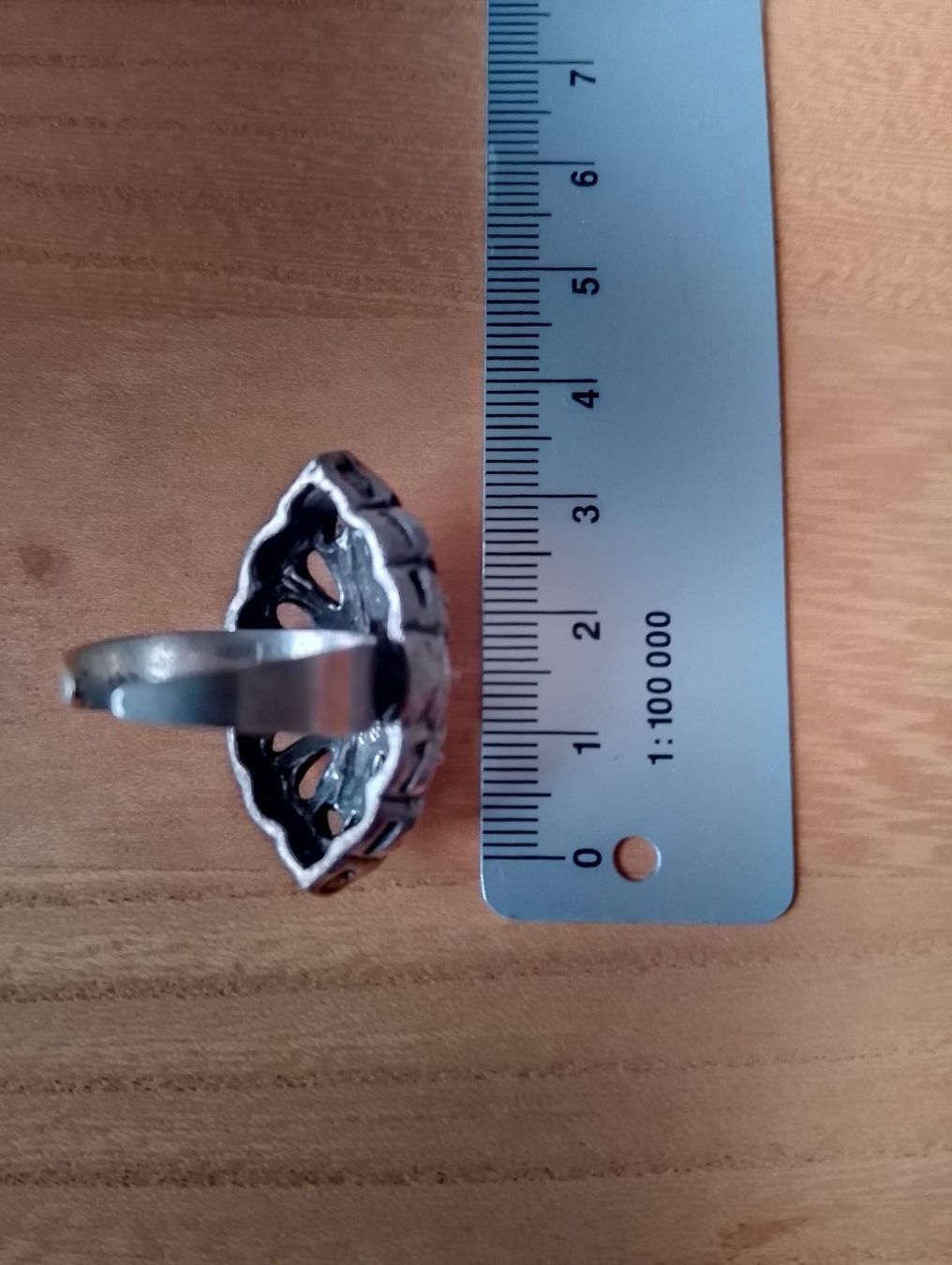 Anelli: Hübscher Ring mit Steinchen - gewölbt, verstellbar – Usato da Luzern venduto da Seri4 4