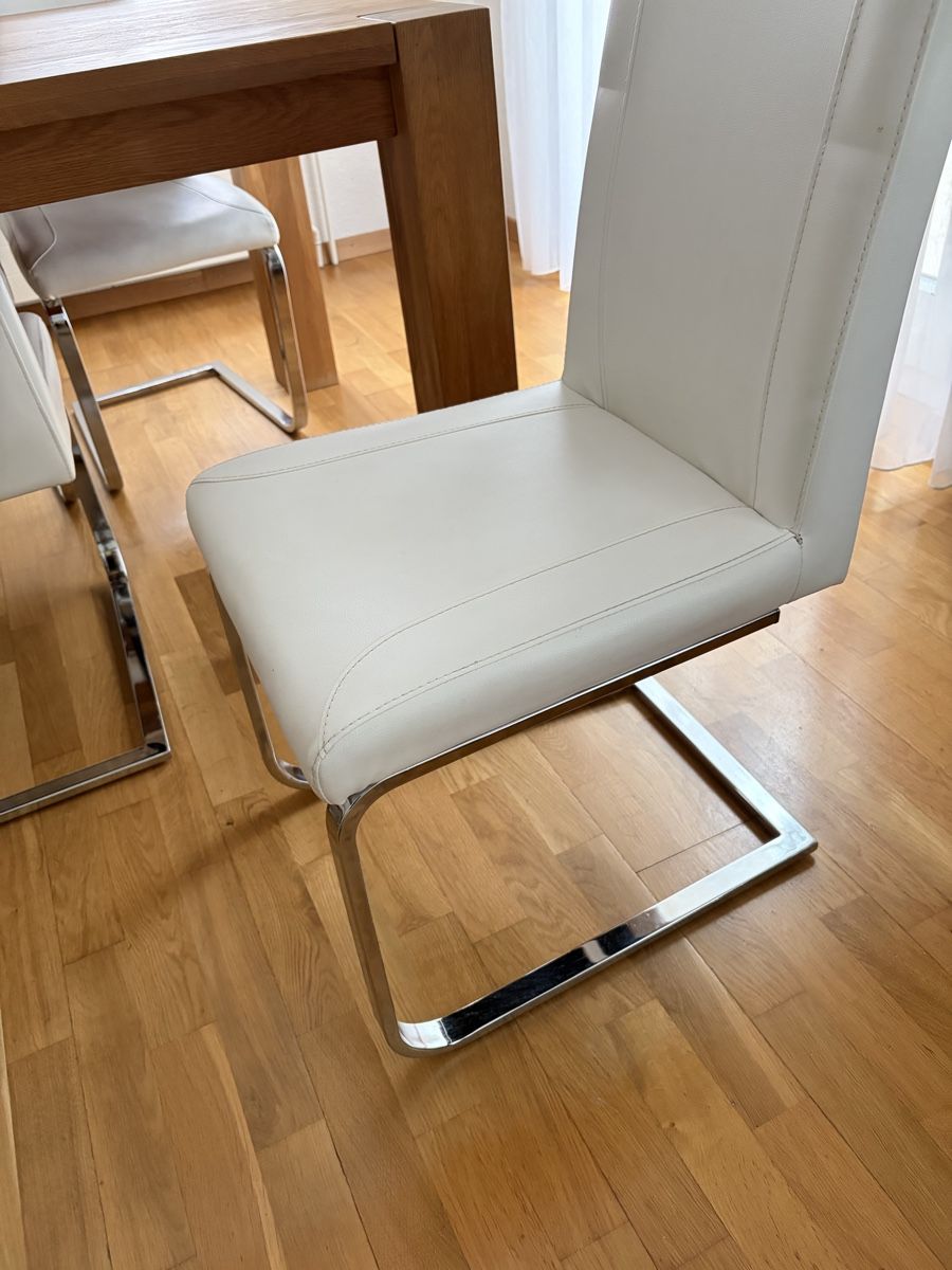 Set de table et chaises: Dining Table and 6 Chairs Solid Oak Wood White Leather – D'occasion à Dättwil AG par nou_tn8j 2