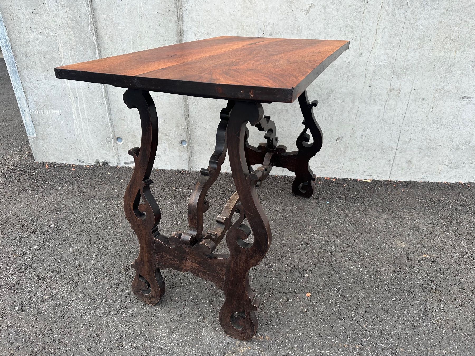 Tische: Antiker Tisch, mit wunderschönem Blatt, Verspieltes Design – Gebraucht aus Laufenburg von industrial-silence 6