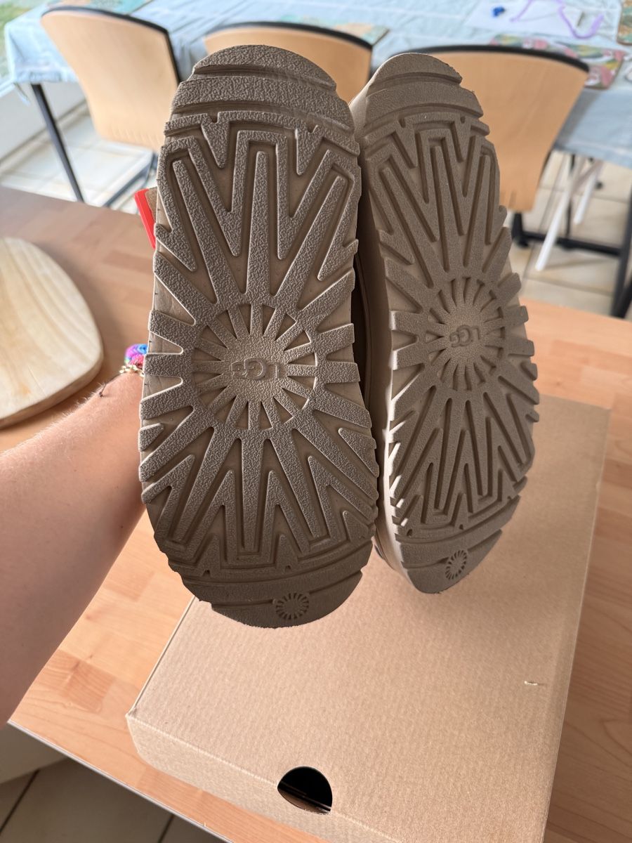 Ugg Damenschuhe: UGG golden glow sandals  – Neu (gemäss Beschreibung) aus Allschwil von let_s2d9 1