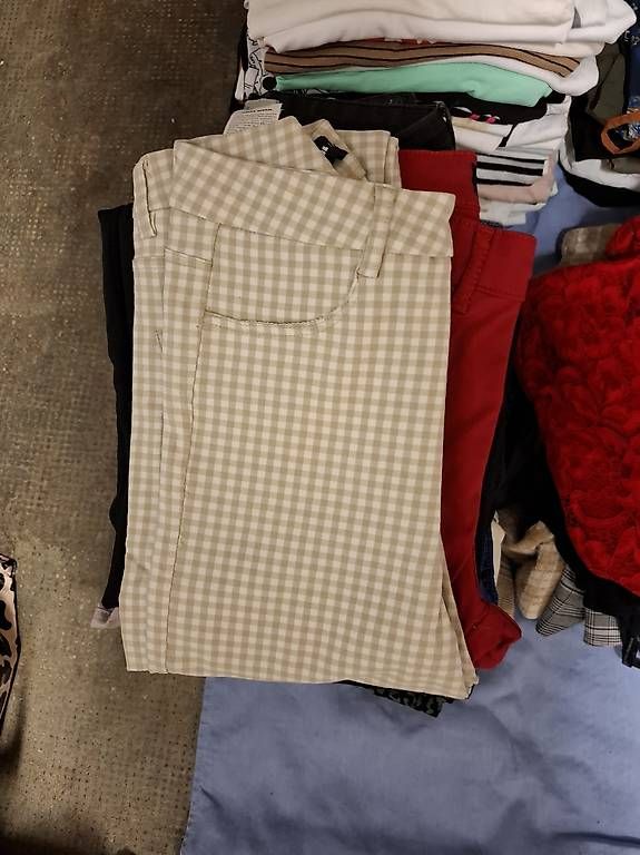 Pantaloni: Damenhosen 20 Paar – Usato da Münchenstein venduto da Salvis_68