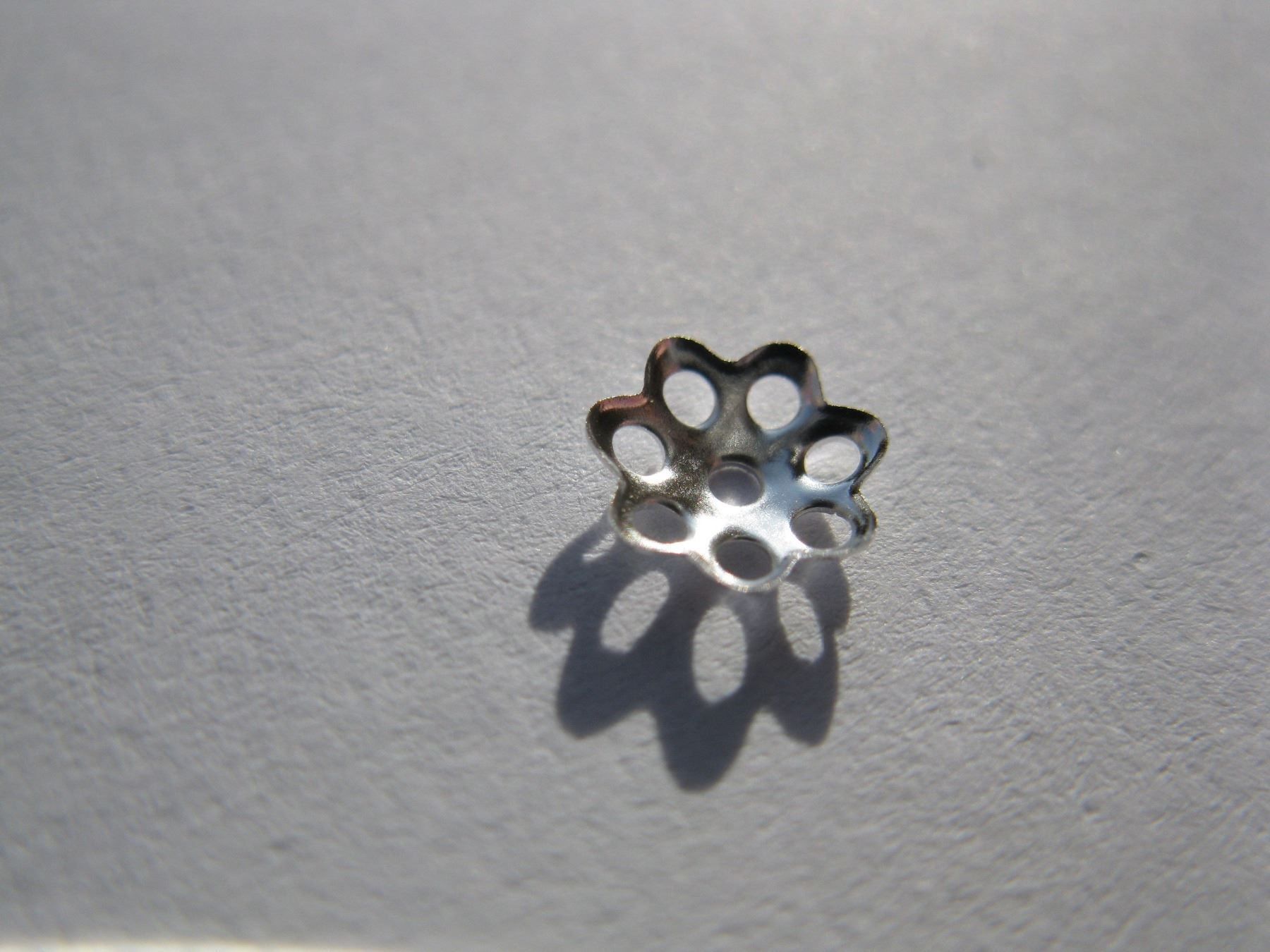 Perle (finte): 50 Perlenkappen versilbert, glatt, 8mm – Nuovo e nell'imballaggio originale da St. Margarethen TG venduto da LuanaKa 1