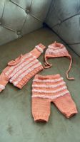 gestrickte Puppen Kleider, handarbeit