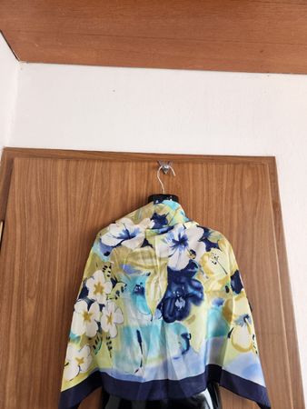 Foulard en soie imprimé floral bleu jaune 