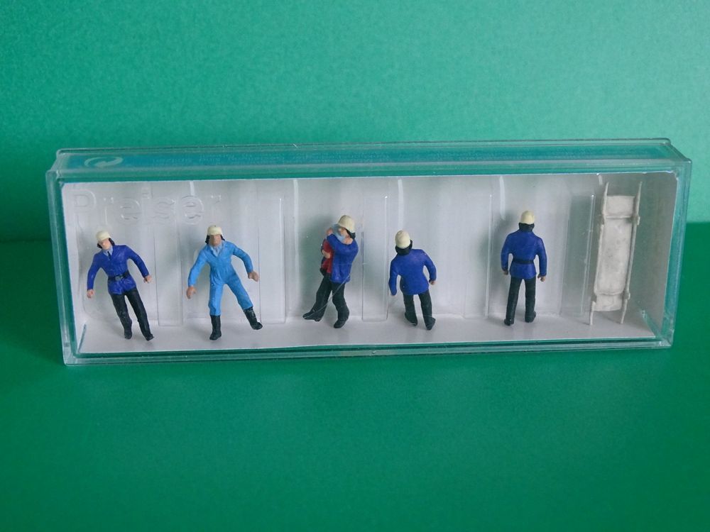 Preiser Feuerwehrmänner – 6 Figuren, Blauer Vollschutzanzug, Maßstab 1:87 H0 | Handbemalt