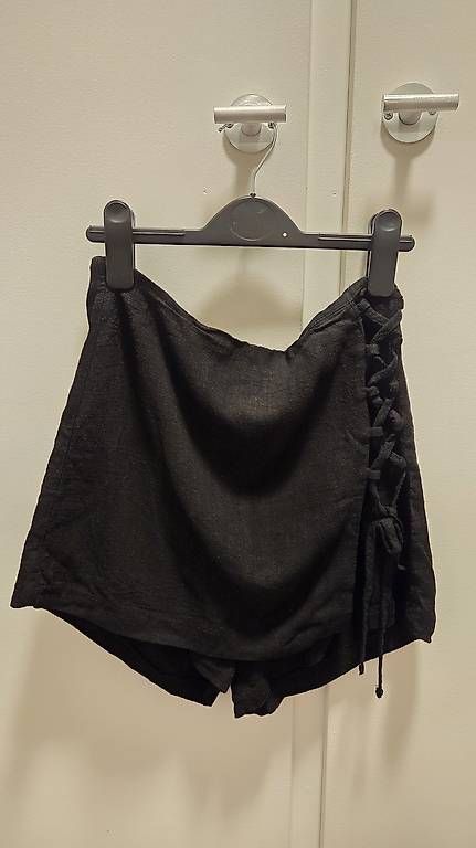 Stradivarius Pantalons: schwarze Shorts/Skorts, S/36 – D'occasion à Bern par nigq