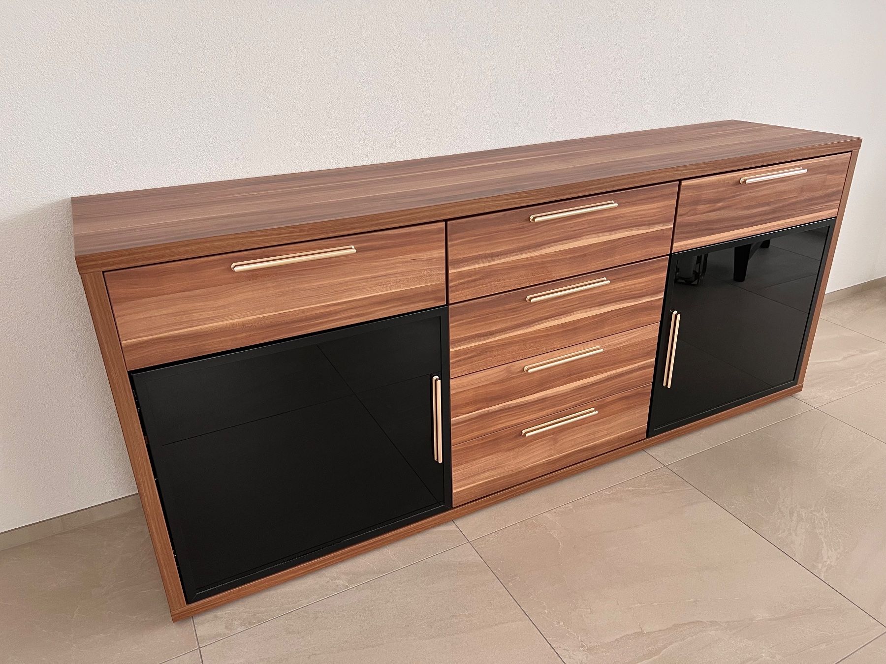 Buffets: Sideboard NussbaumSchwarz mit goldener oder silberner Griffe – D'occasion à Buchs SG par mar_9dnm 2