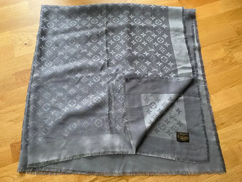 Foulard Vintage YSL - Grand Modèle Monogrammé Beige Marron 86x81 Cm - Occasion