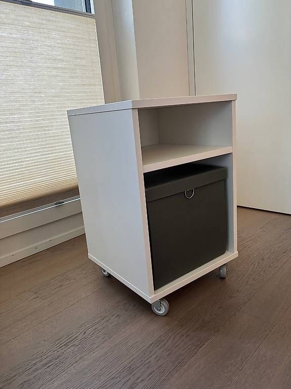 Ikea Banconi: Ikea VIHALS Ablagetisch weiss, 37x37 cm, mit Box – Usato da Zürich venduto da rem_8v6m 2