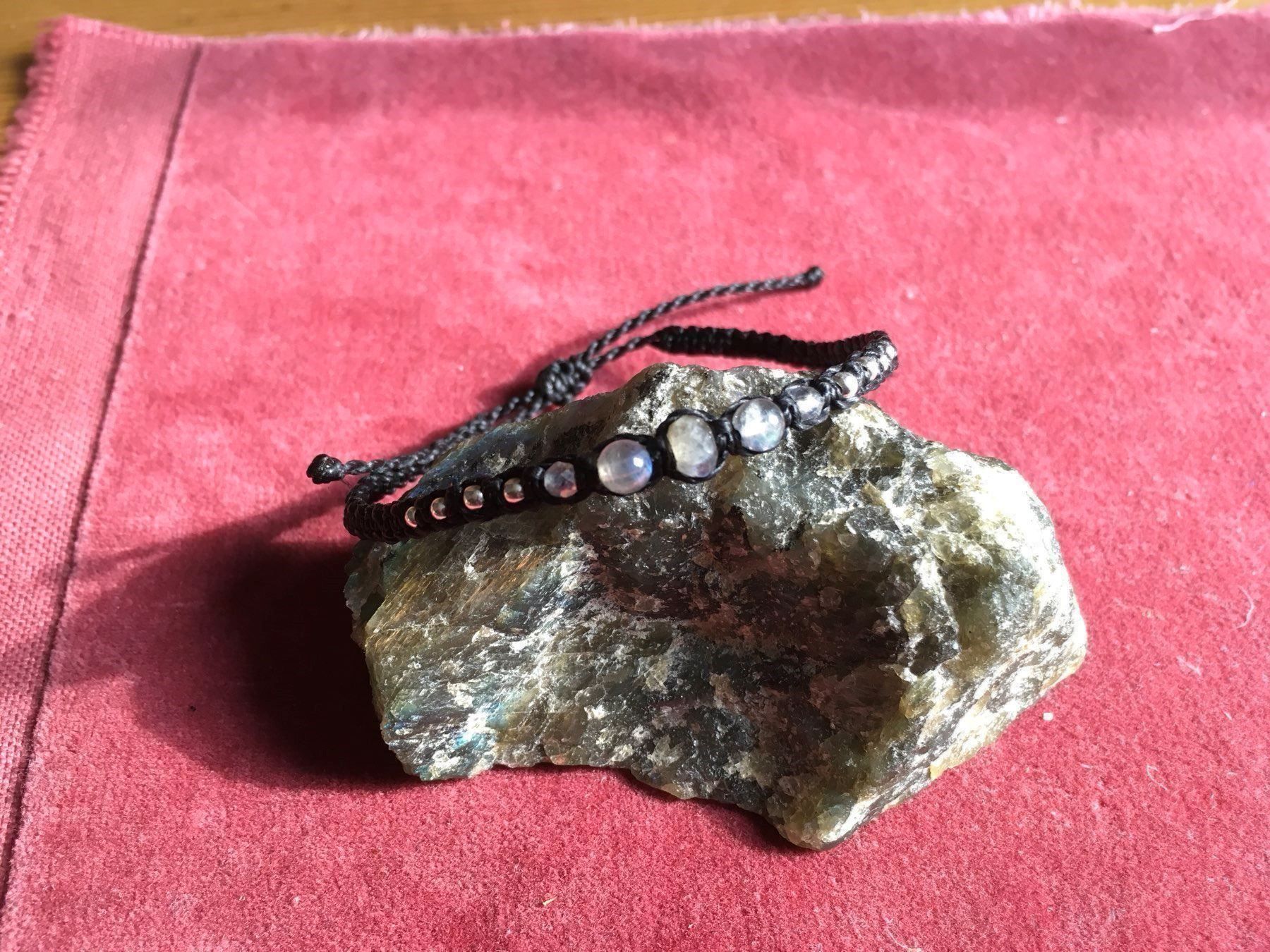Bracciali & Braccialetti: Labradorit, Armband aus Makramee – Nuovo e nell'imballaggio originale da Zürich venduto da MEVAS-Schmuck