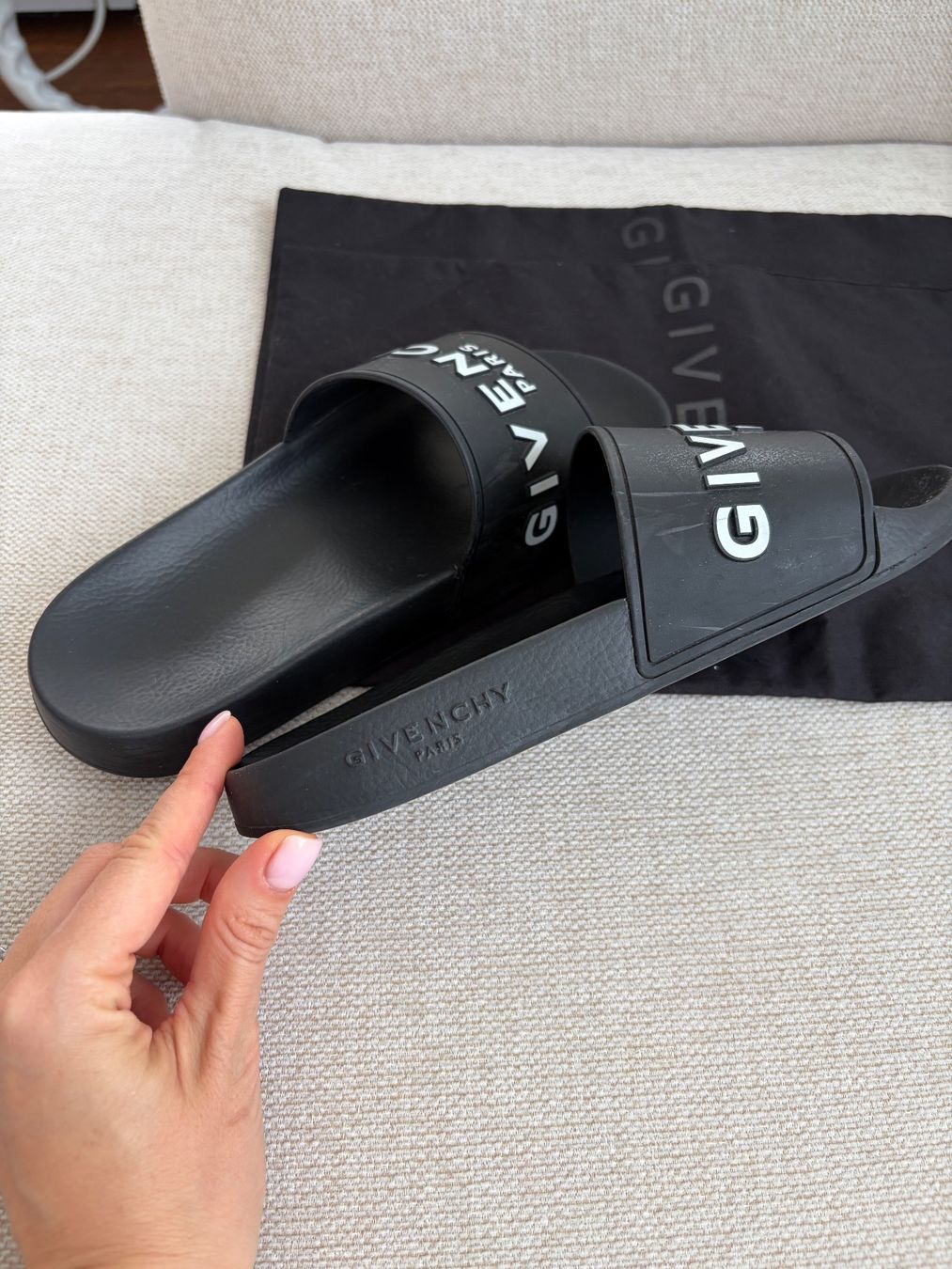 Givenchy Chaussures femmes: Givenchy Logo Slides Damen Gr. 38 – D'occasion à Lachen SZ par dar_hjg9 6