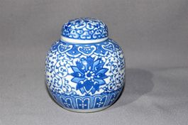 Teedose (Nr. 28) mit Stilisiertem floralem Muster blau/weiss