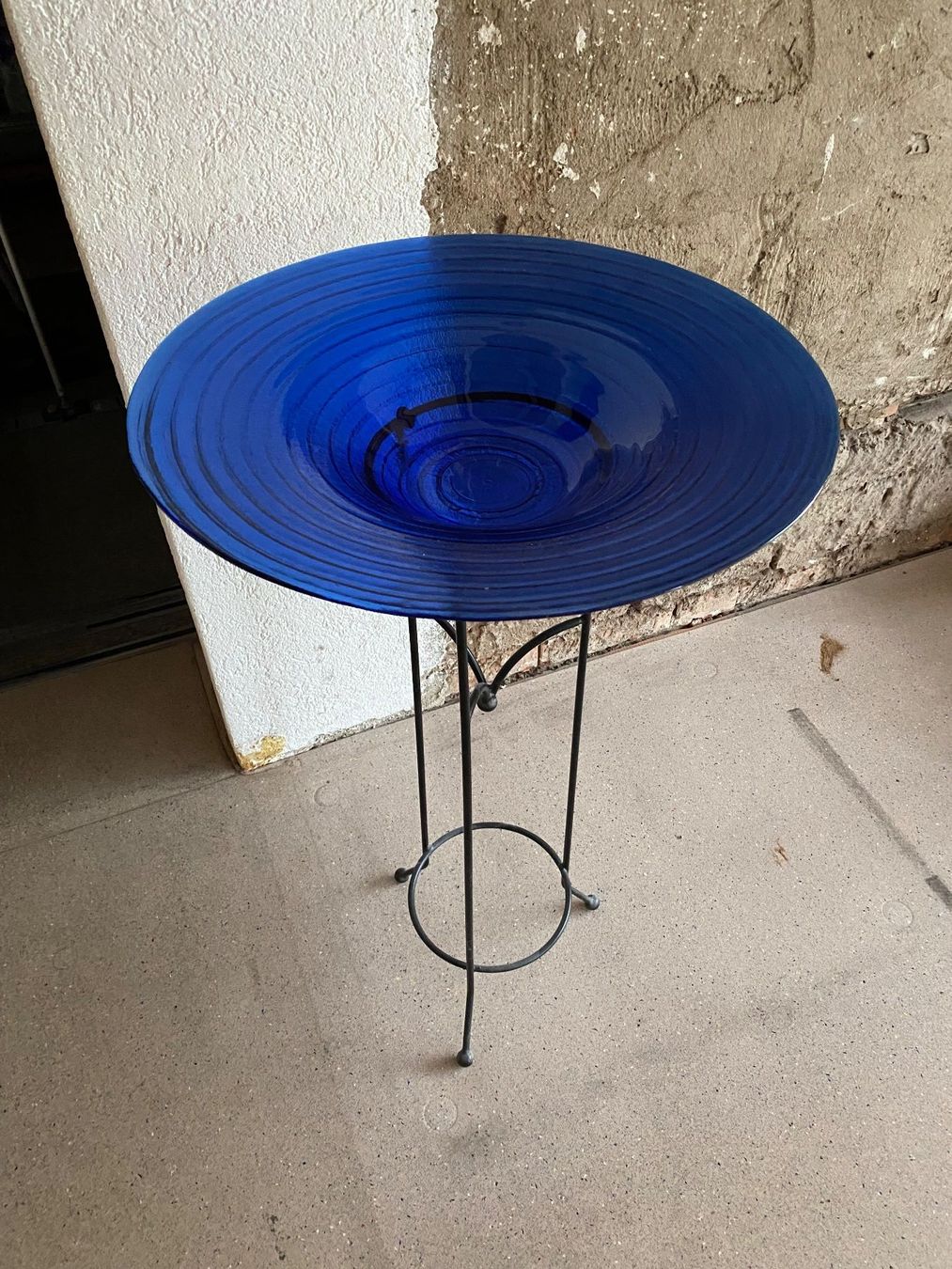 Altro per la casa: Dekorative blaue Glasschale auf Eisenständer – Usato da Bätterkinden venduto da Albera