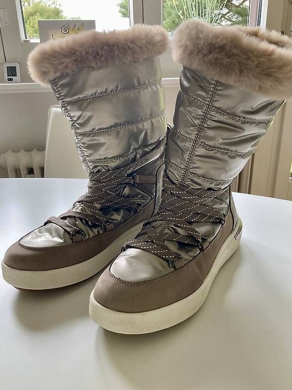 Geox Scarpe da donna: Schicke Winterstiefel GEOX Gr. 40 – Nuovo (secondo la descrizione) da Luzern venduto da and_2hbf 4