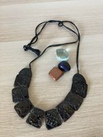 Collana etnica e pietre decorative
