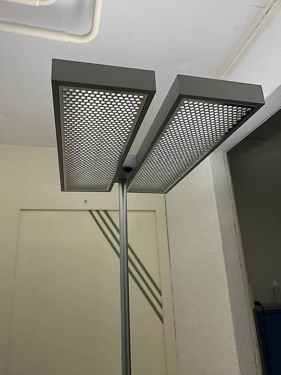 Regent Lampade: Regent Büro-Stehleuchte mit Bewegungssensor – Usato da Dietikon venduto da DStella66 1