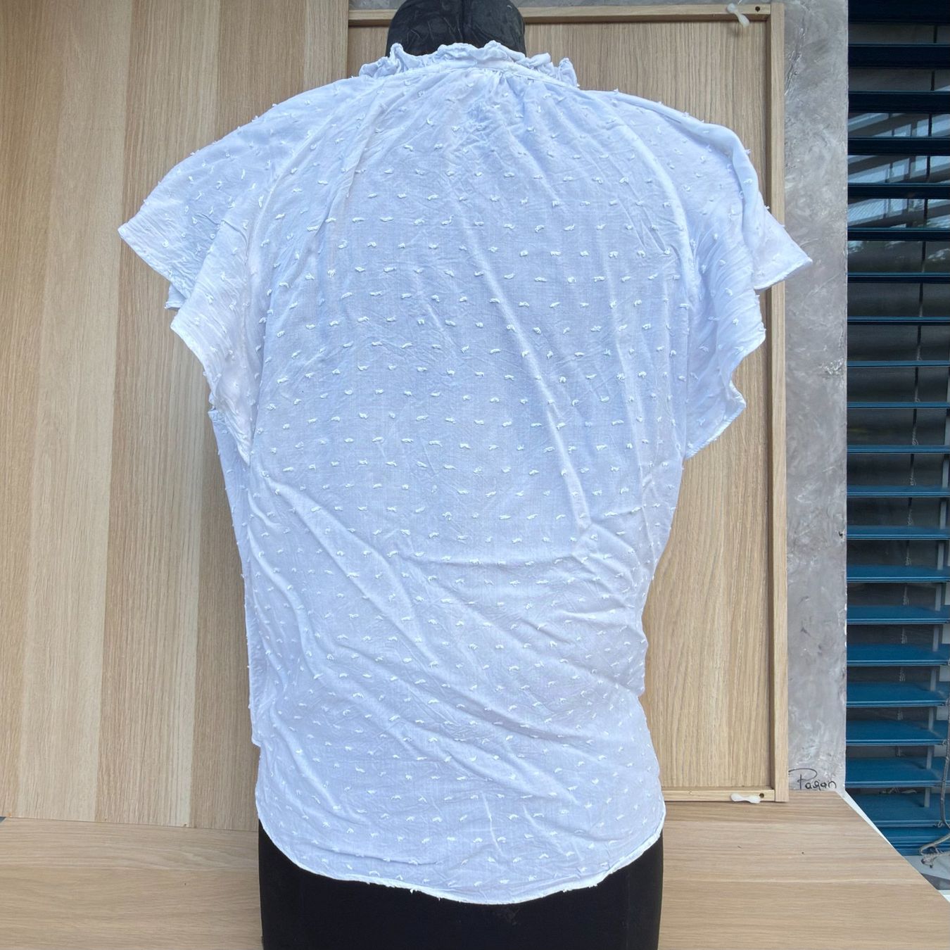 H&M Blusen: Blouse blanche H&M à pois texturés – Gebraucht aus Thônex von BrYu 1