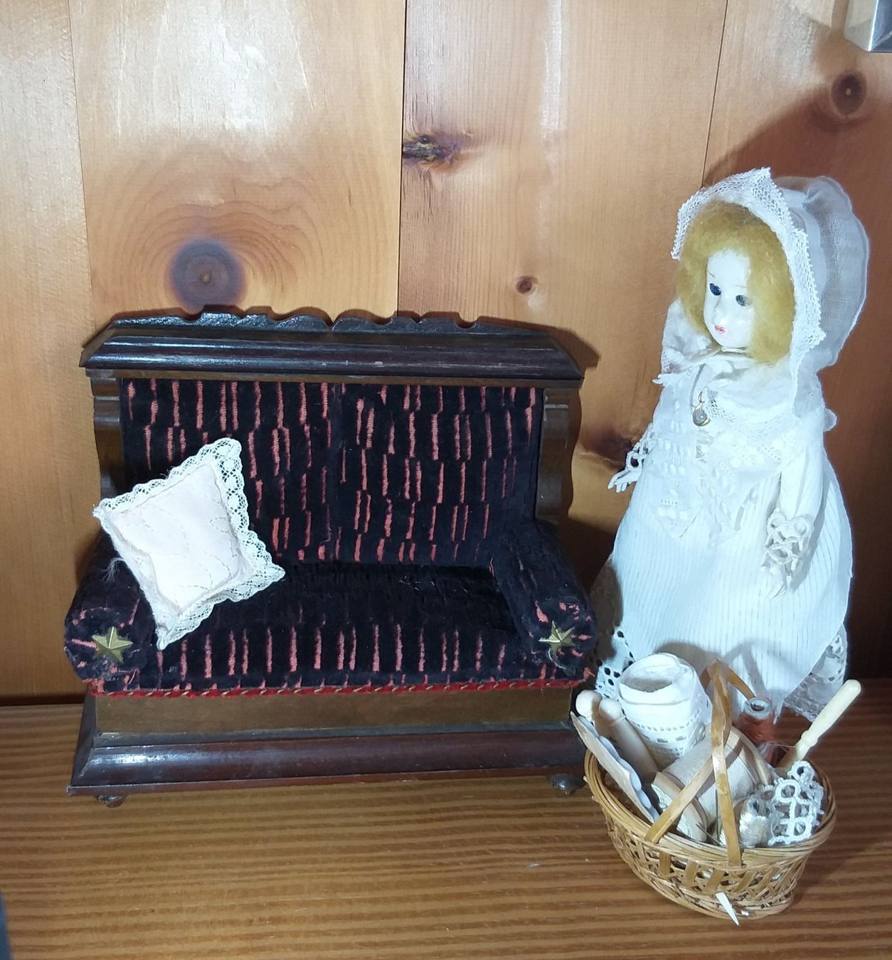 Giocattoli: Antike Couch mit Puppe – Usato da Rodels venduto da sol_pq169
