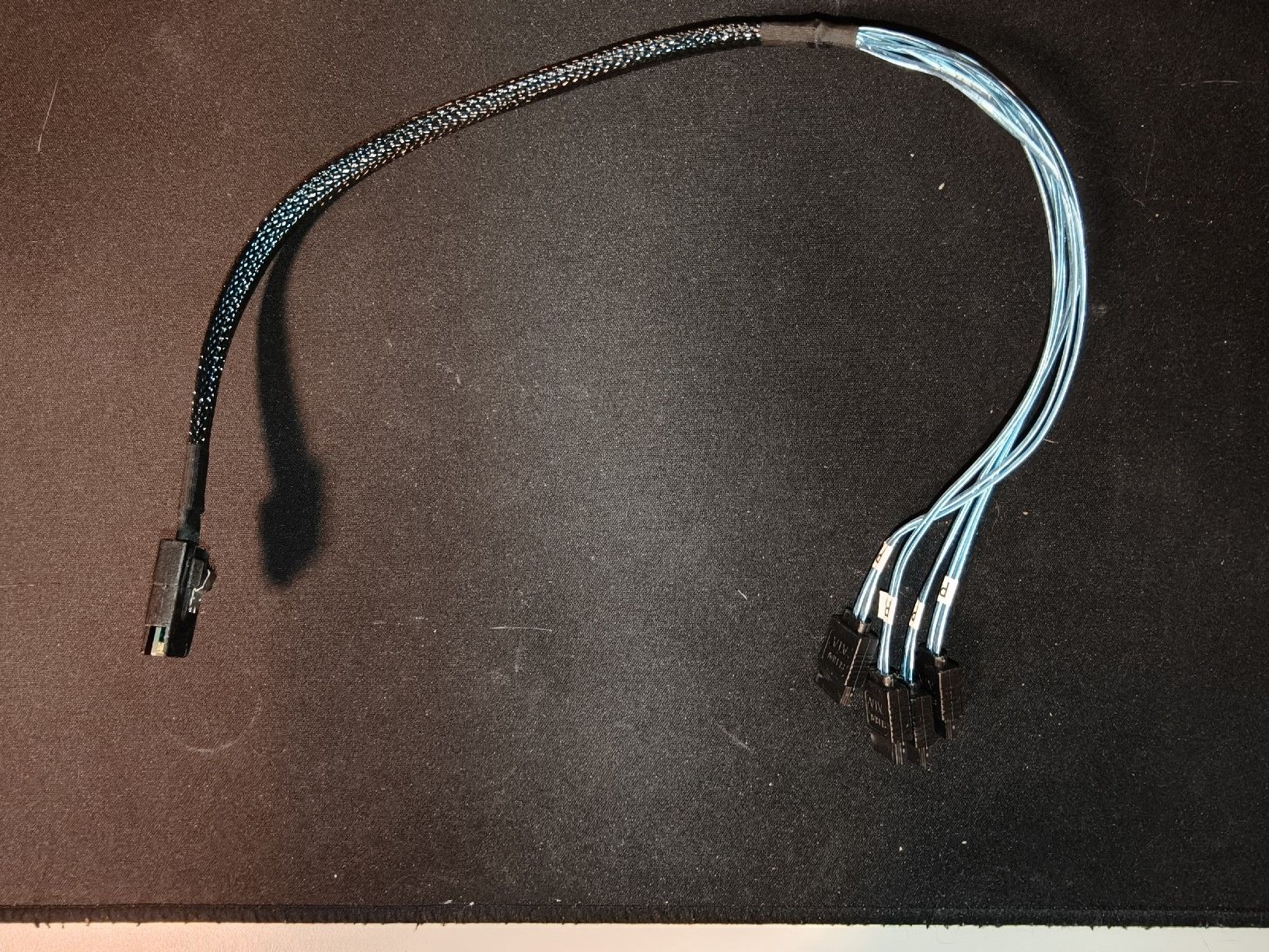 Lecteurs & Adaptateurs: SFF-8087 auf 4x SATA 50cm – D'occasion à Erstfeld par URIT