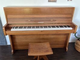 Klavier ‚Rippen’ Holz mit Hocker gebraucht guter Zustand
