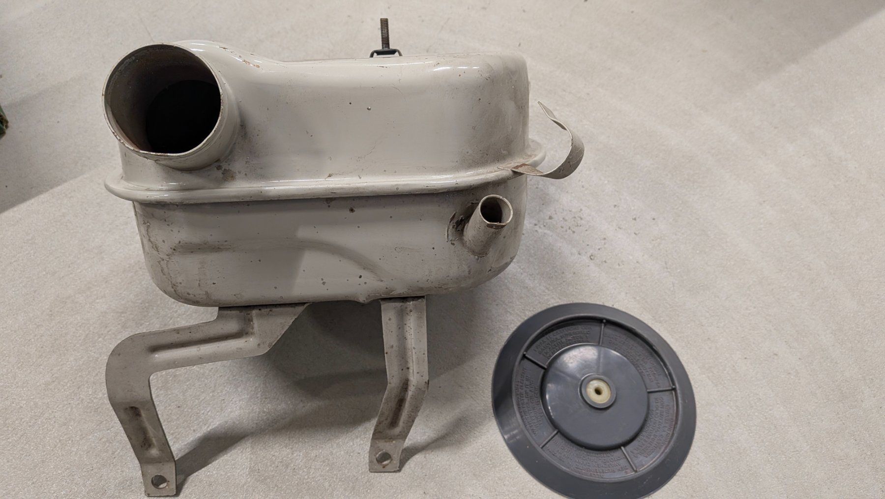 Citroën Tutti pezzi di ricambio auto: Citroen 2CV Luftfiltergehäuse grau – Usato da Thun venduto da Mirweb 2