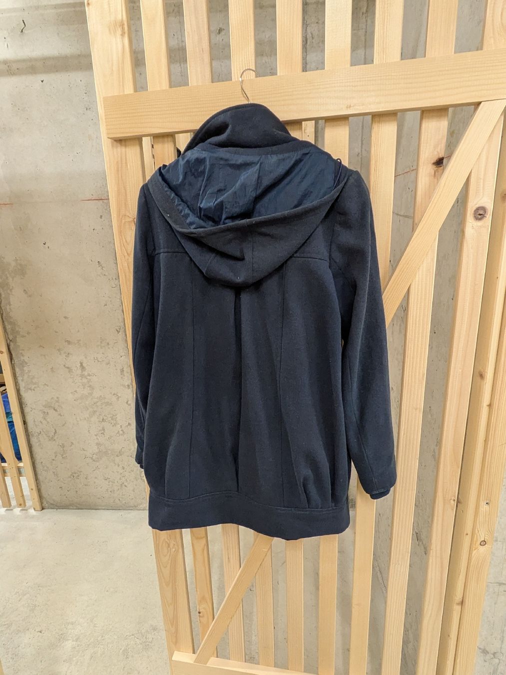 Cappotti: Dunkelblauer Mantel mit Kapuze, Grösse 38 ca. – Usato da Basel venduto da Blumenwiese2 2