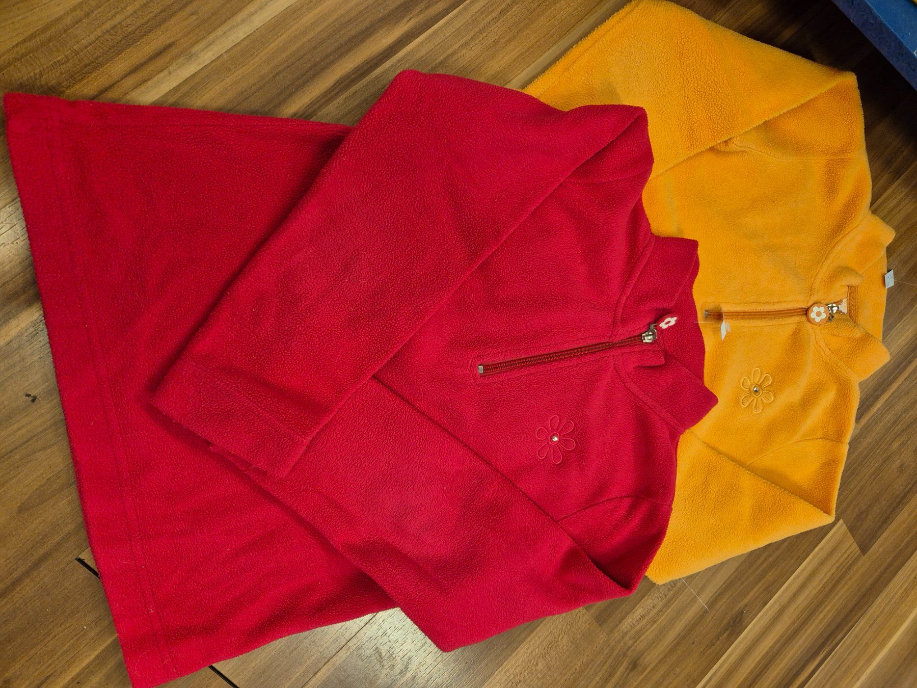 Maglioni & Felpe: 1 Guess Pullover oder 2 Fliesspullis Gr. 122 K29 – Usato da Spiegel b. Bern venduto da Flamingo07 2