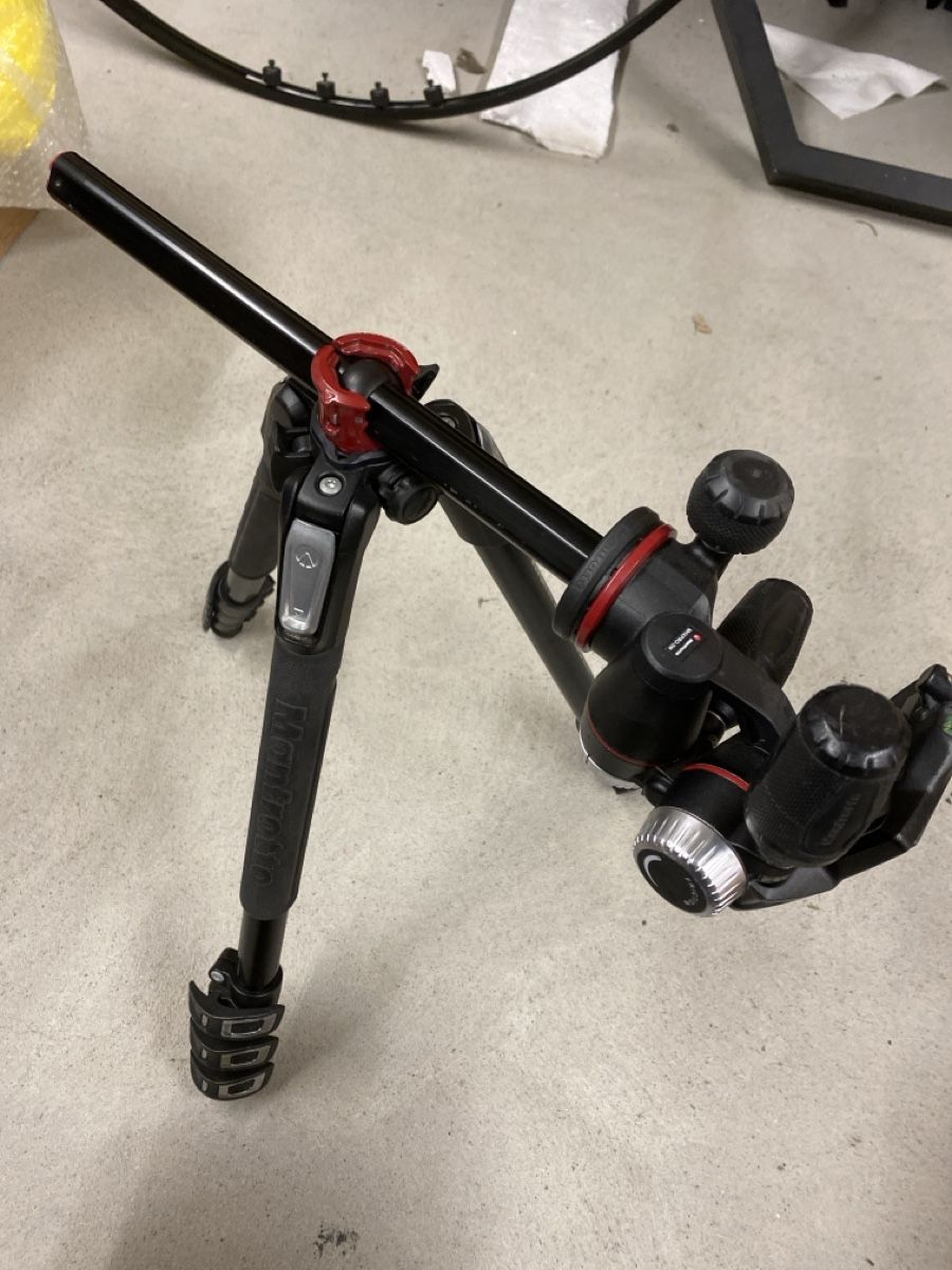 Manfrotto Treppiedi & Teste: Manfrotto Professional Tripod - Sturdy and Reliable! – Usato da Winterthur venduto da Yaseramachi 3